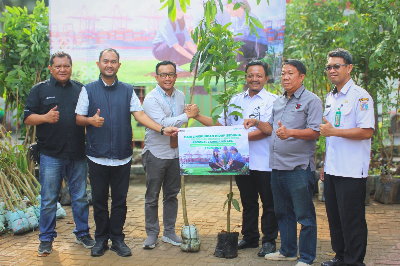 Pelindo Regional 2 Sunda Kelapa Peringati Hari Lingkungan Hidup Sedunia, Berikan Bantuan 250 Bibit Pohon untuk Wilayah Kelurahan Penjaringan