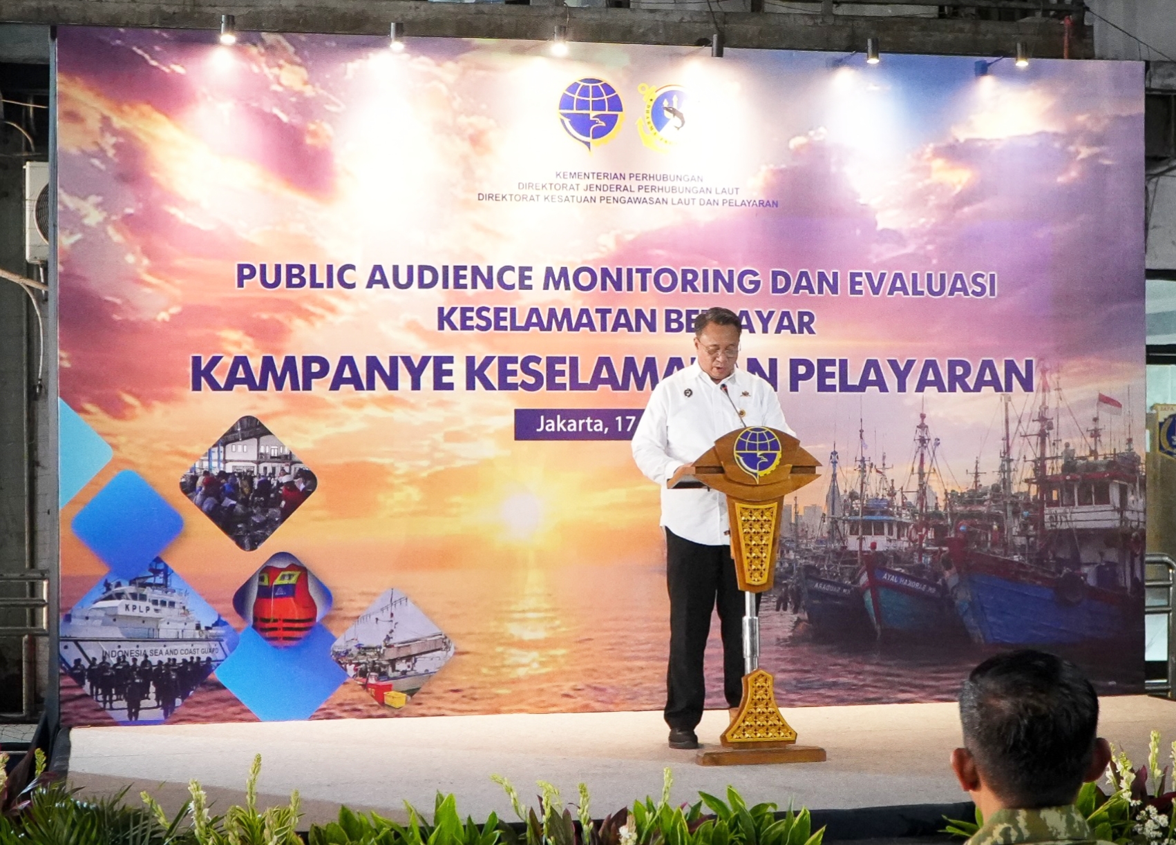 50 Unit Life Jacket dari BKI, Dirjen Serahkan Buku Pelaut & Life Jacket ke Nelayan Muara Angke